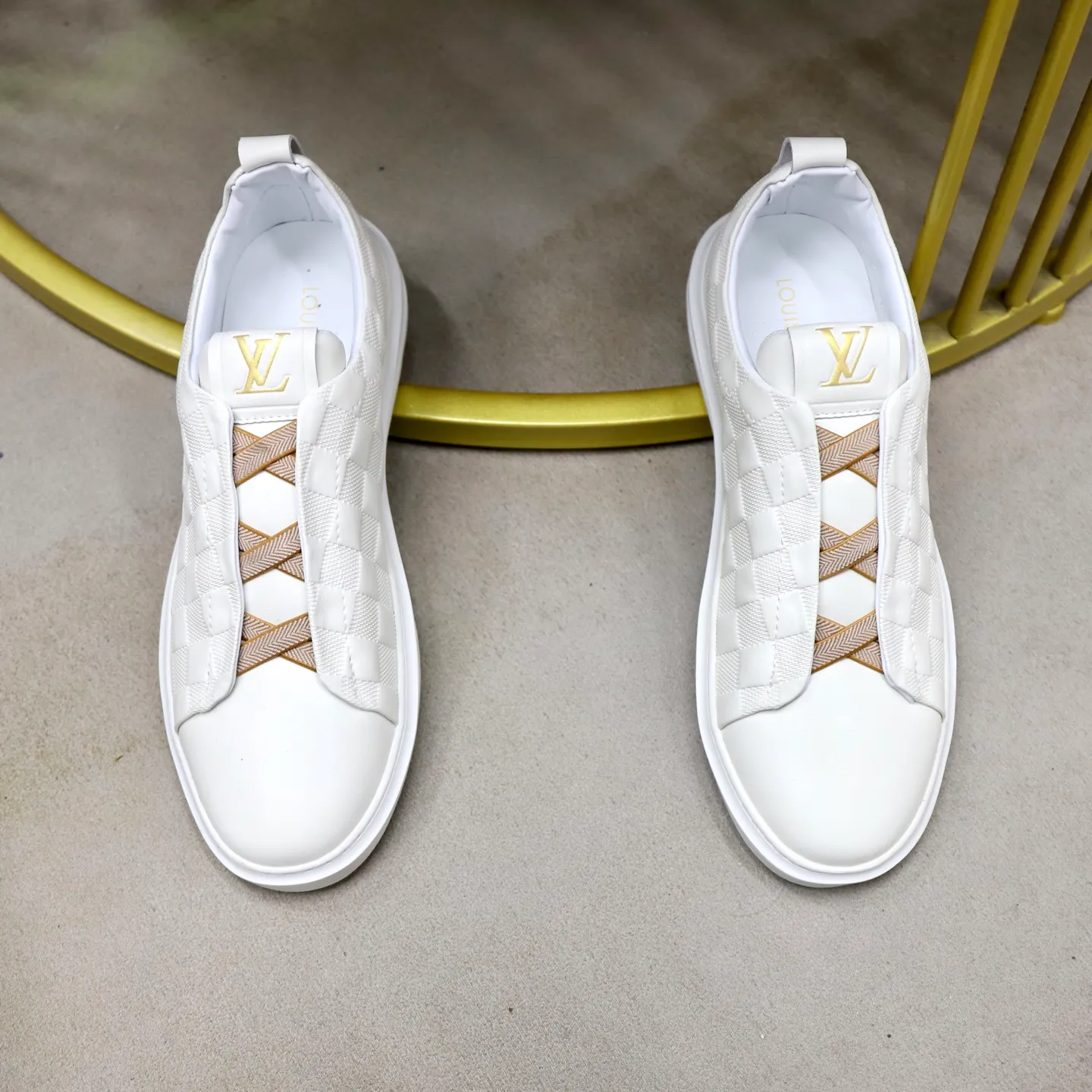 Ex-factory price: 442💰🙅‍♂️🙅‍♂️🙅‍♂️ Brand: LV Louis Vuitton Standard code: 38-44 (45 customized) Grade: Same as the official website Material: Original cowhide material stitching Comfortable and breathable sheepskin lining Lightweight and wear-resistant sports outsole Style category: Men's fashionable casual shoes Running sneakers Distinguished luxury brand elements Top luxury color: actual picture color